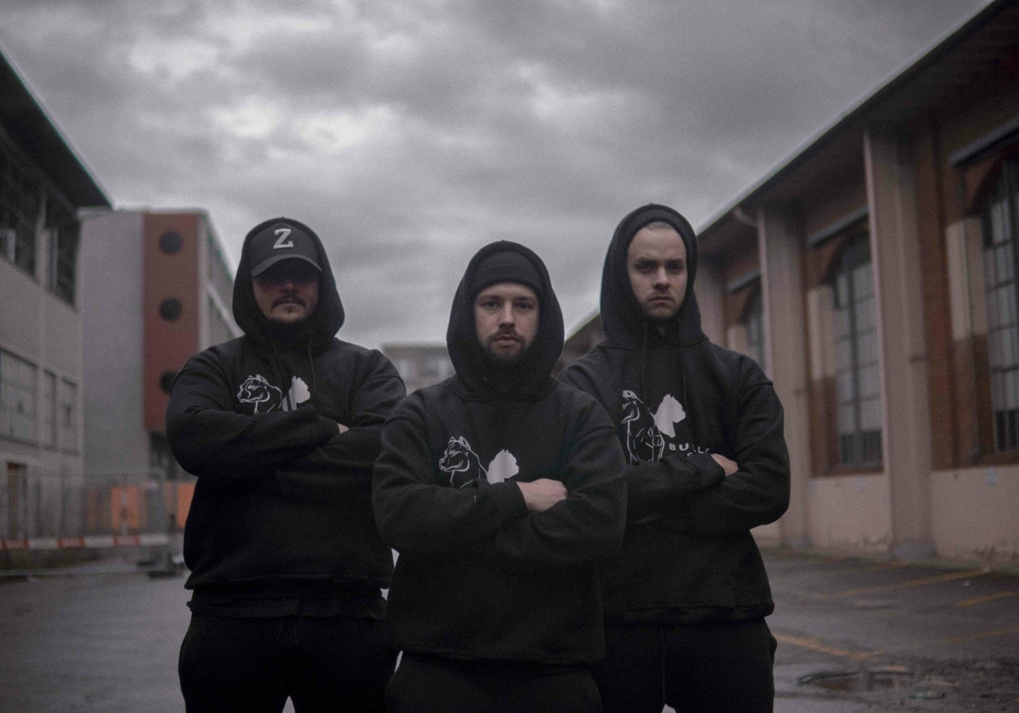 Mehrere Personen tragen schwarze Hoodies – sportliches Gruppenbild