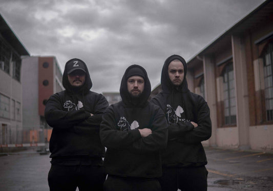 Mehrere Personen tragen schwarze Hoodies – sportliches Gruppenbild