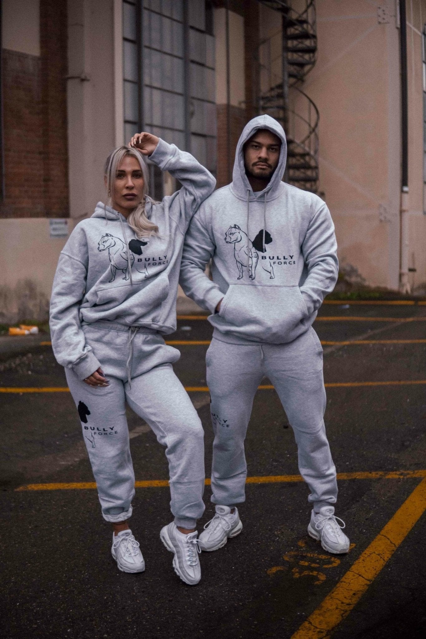 Graue Trainerhosen – Gruppenfoto mit mehreren Personen in Sportbekleidung