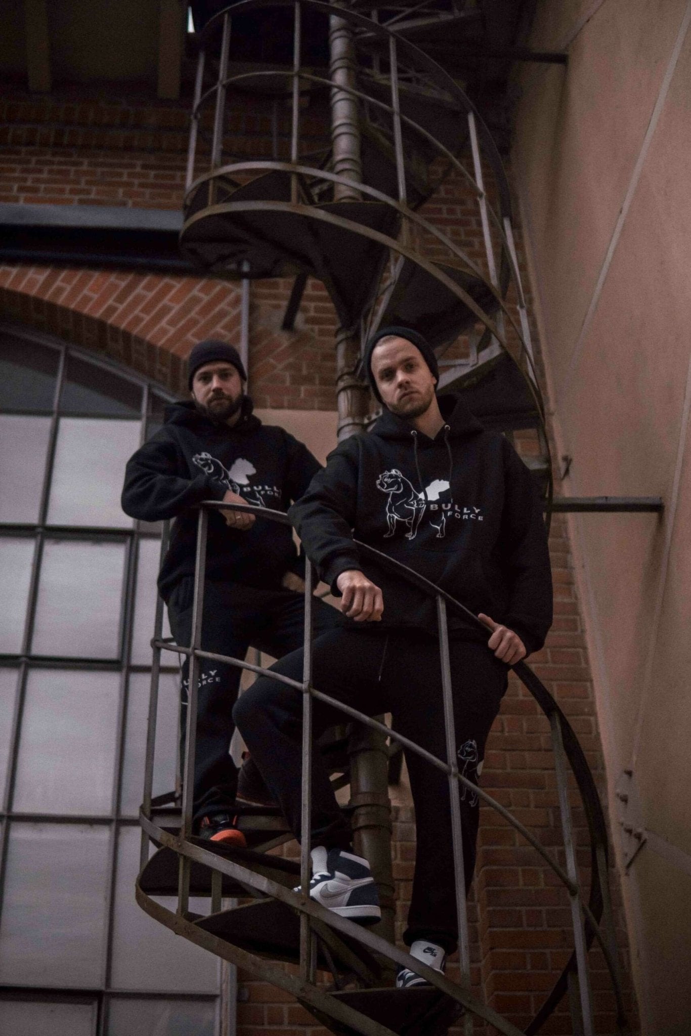 Schwarze Hoodies – Gruppenfoto mit mehreren Personen im sportlichen Outfit