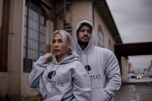 Graue Hoodies – Gruppenfoto mit mehreren Personen im sportlichen Outfit