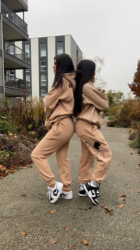 Beige Trainerhosen – Gruppenfoto in sportlicher Kleidung