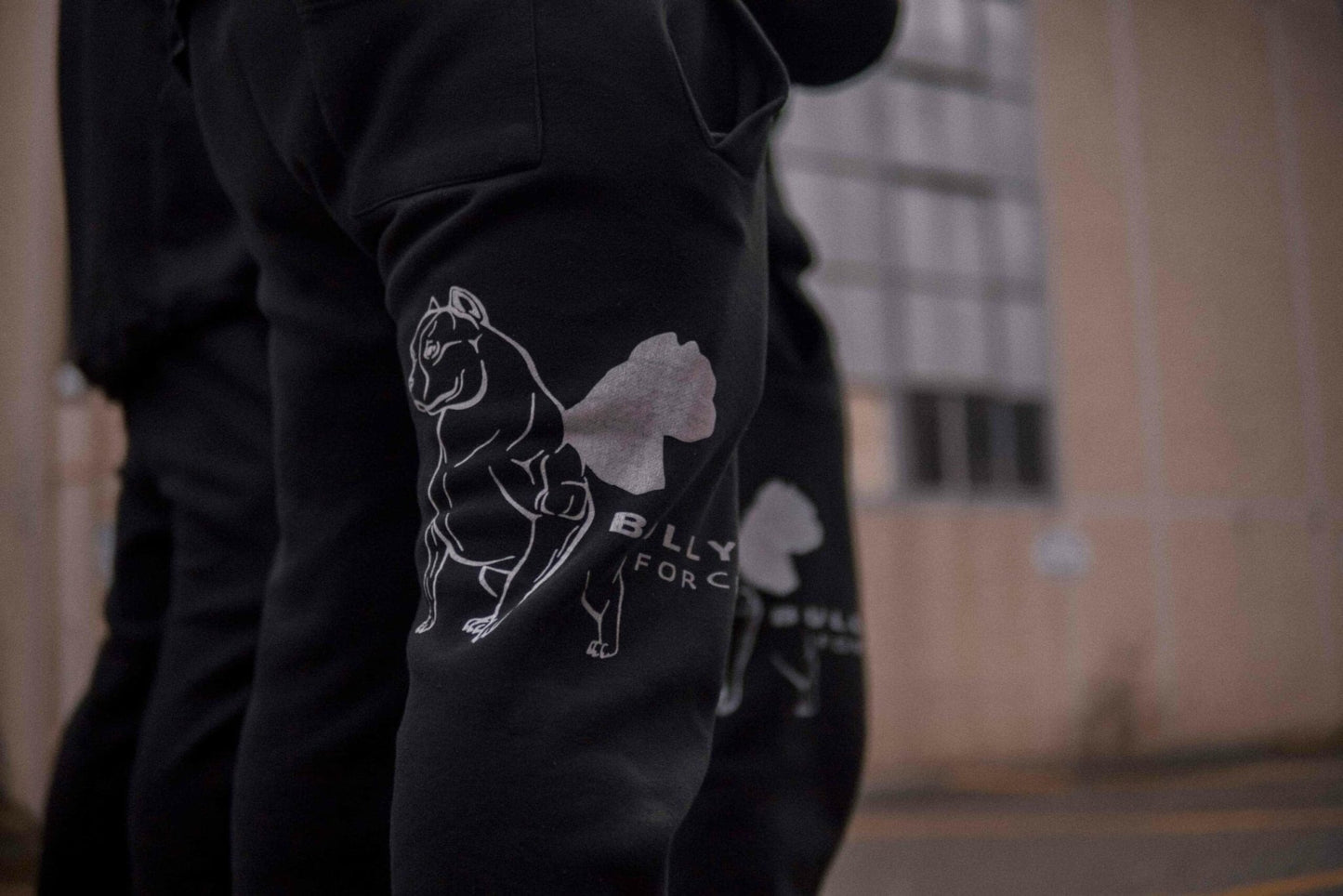 Schwarze, etwas dickere Trainerhose – angenehm zu tragende Fitnesshose