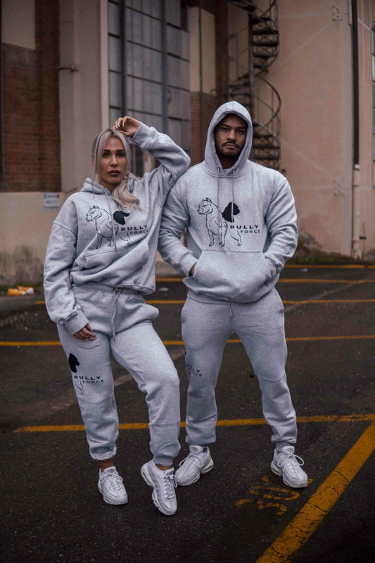 Graue Trainerhosen – Gruppenfoto mit mehreren Personen in Sportbekleidung